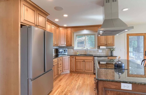 Rehrersburg Ski Chalet | Entire Romantic Blue Mountain Home | Hot Tub & EV Charger