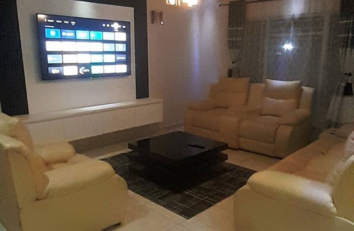Harare House | Family friendly environment with a big garden and barbeque area