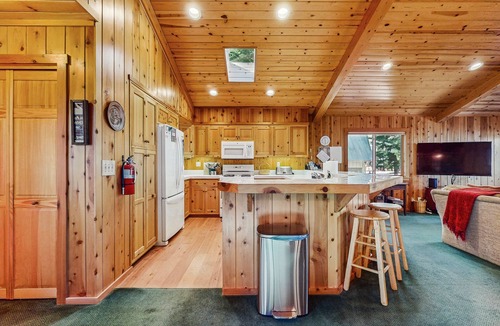 Chamberlands House | Family-Friendly Mountain Home with Decks, Views, Fireplaces, Walk to Beach