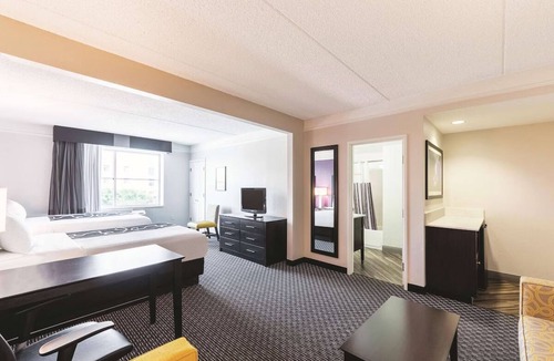 Arsenal Hotel | Family Ready Studio Suite | Free Parking & Complimentary Breakfast