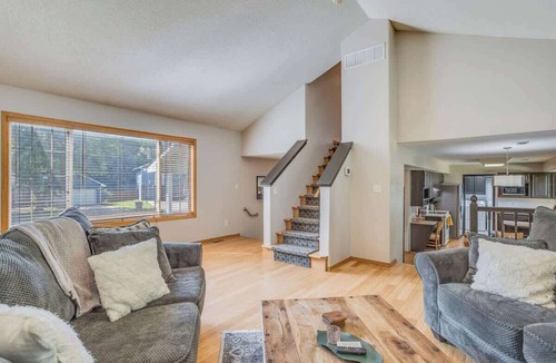 Derby House | Family Retreat Close to Shopping and Town Fun! King Master Suite & Pack N Play