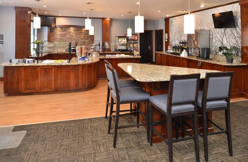 Hollywood Park Condo | Free Breakfast + Outdoor Pool + Hot Tub | 15 Minutes from Six Flags!