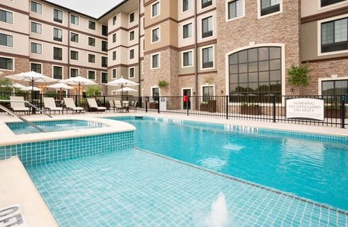 Hollywood Park Condo | Free Breakfast + Outdoor Pool + Hot Tub | 15 Minutes from Six Flags!