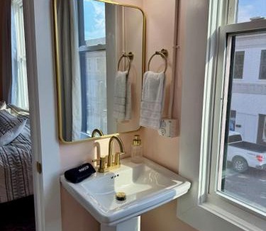 Cape Girardeau Apartment | Fresh & Cozy Retreat w King Bed By KeenStays