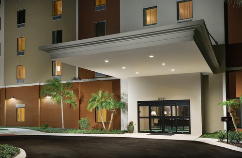 Florida Central Atlantic Coast Apartment | Fresh King Studio Suite | Full Kitchen & Outdoor Pool | 2.4 mi to Disney Springs