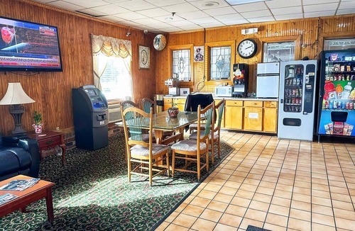 Milledgeville Apartment | Full Bed Smoking with Kitchenette