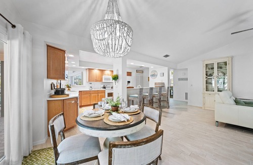 Palma Sola House | Fun-Filled Retreat: Pool, PS5 and Near Anna Maria Island