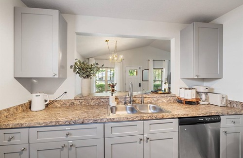 Newtown House | Getaway Mins to Lido Beach, Siesta Key, Sarasota Downtown, Ringling College
