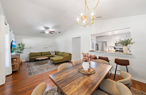 Newtown House | Getaway Mins to Lido Beach, Siesta Key, Sarasota Downtown, Ringling College
