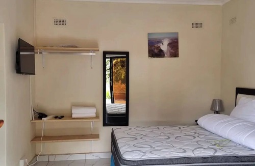 Harare East Cabin | Gono Compound 1 - B&B with Queen bed