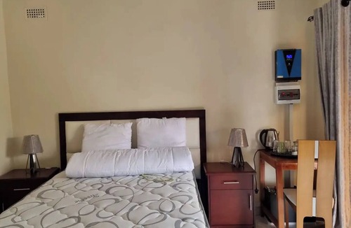 Harare East Cabin | Gono Compound 1 - B&B with Queen bed