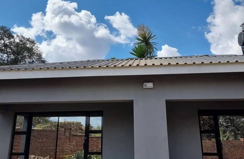 Harare East House | Gono Compound 3 - B&B with Queen bed