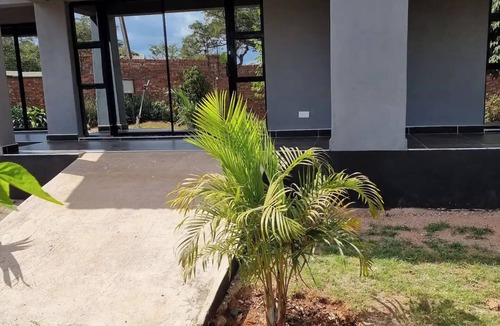 Harare East House | Gono Compound 4 - B&B with Queen bed