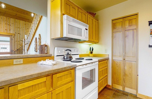 Redmond Ski Chalet | Gorgeous chalet withprivate deck, fireplace, 3 pools, and gym