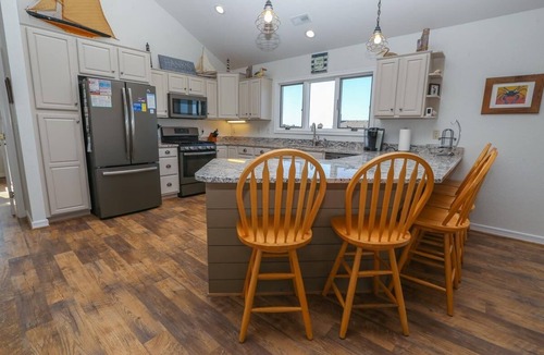 Carolina Dunes House | “Hank's Hideaway” is a classic, coastal cottage, located just 341 yards to the beach!