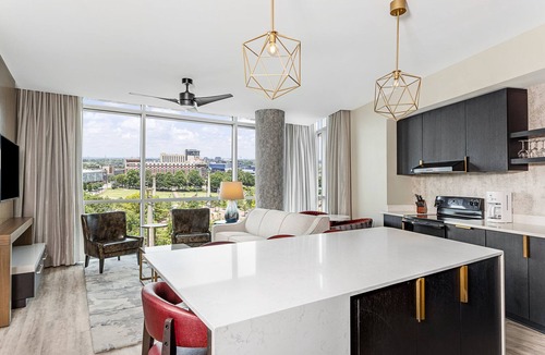 Downtown Atlanta Resort | Heart of Downtown Atlanta Resort with Pool & Bar