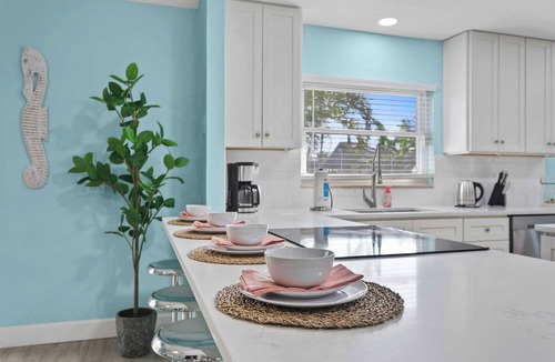 Palma Sola House | Heated Pool, Air Hockey & 5BR — 12 Min to AMI