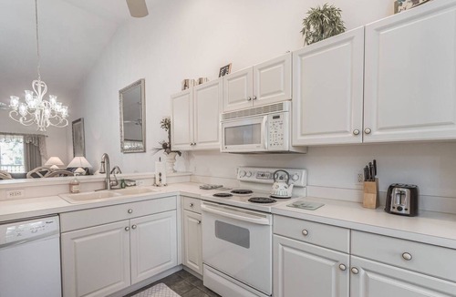 Sarasota Condo | Heritage Oaks Retreat: Country Club Living! Championship Golf, 5 Pools, Clubhouse, & Restaurant