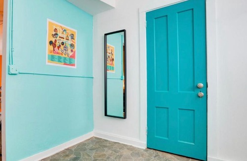 East Little Havana Hostel | Hola - Brickell- Bayside Wynwood - Downtown FREE DINNER - WiFi - Female Dorms and Male Dorms - No Mixed
