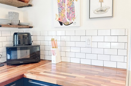 Redmond House | Hold My Halo Hideaway- Downtown Walk to Bars, Restaurants, Concerts, & Shopping!