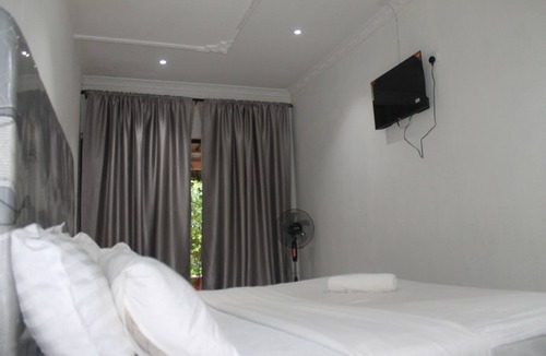 Lusaka Cabin | Honeybed Lodge