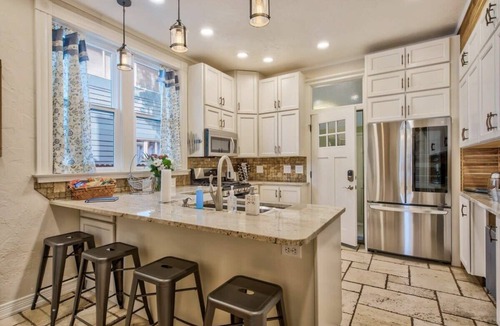 Central Colorado Springs House | Hot tub fire pit 2 blocks from Colorado College CC