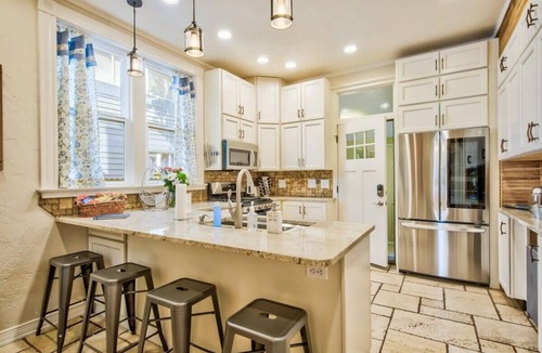 Central Colorado Springs House | Hot tub fire pit 2 blocks from Colorado College CC