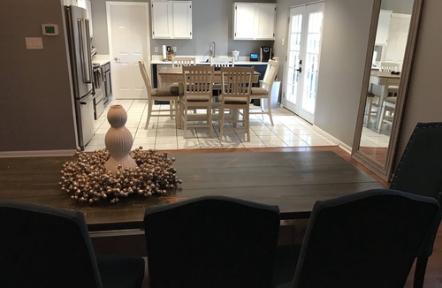 Live Oak House | Huge 2-story, 4-bedroom with 4K Movie Theater and 6 beds