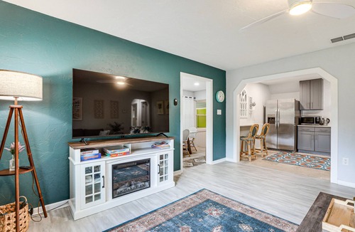 Downtown House | Idyllic Sarasota Home w/Yard: 2 Mi to Beach!