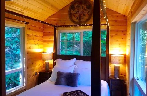 Snohomish Cabin | Idyllic Tree House Rental with a Cozy Fireplace in Snohomish, Washington