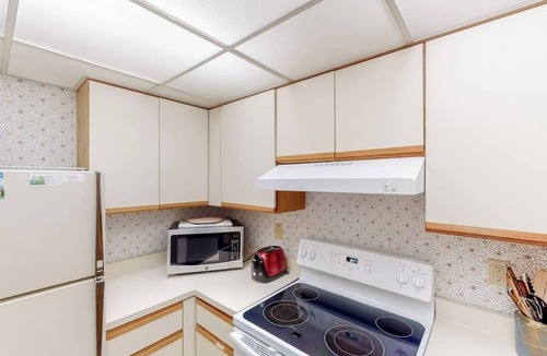 Warren Condo | Inviting & secluded condo with a balcony - short hike to Mad River, near skiing
