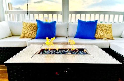 Holiday Beach House | July Beach Days & Sunset Nights – Hot Tub, Arcade, Fire Pit, Sun Deck, BBQ grill