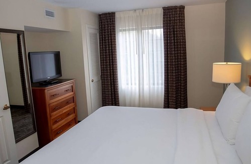 Vance Jackson Hotel | Just 8 miles from Six Flags Fiesta Texas | Comes w/FREE Breakfast & Pool Access
