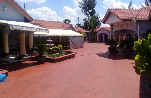 Lusaka Cabin | Kakwele Lodge & Tours