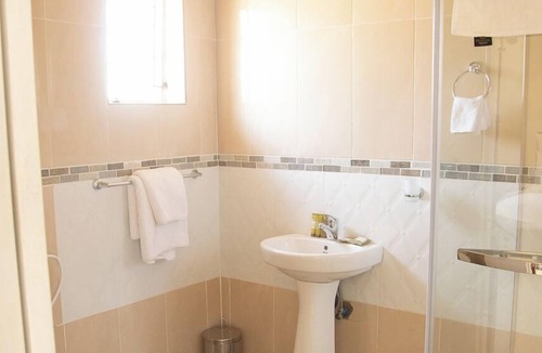 Kwekwe Cabin | Khayalethu Garden Lodges