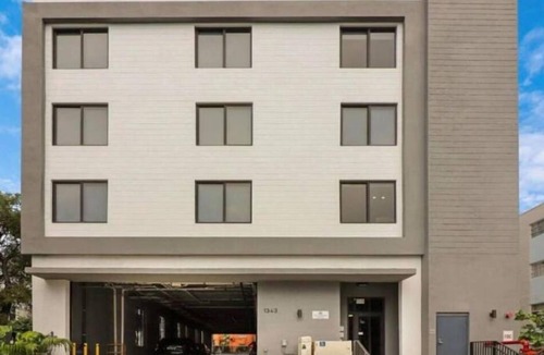 East Little Havana Apartment | King Bed brand new safe Oasis minutes to Brickell