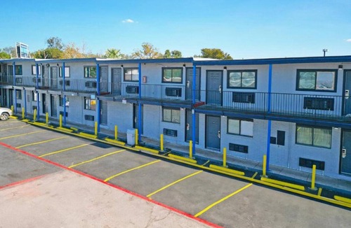 West San Antonio Apartment | King Bed|Smoking|San-Antonio