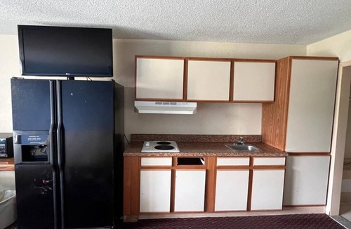 Milledgeville Apartment | King Bed with Kitchenette Non-Smoking