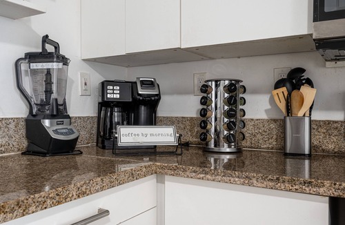 West Little River House | King Size Beds, Chef's Kitchen & Central Location