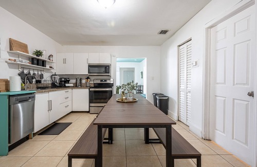 West Little River House | King Size Beds, Chef's Kitchen & Central Location