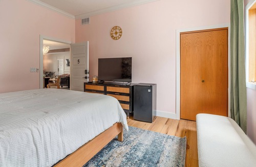 Cobden Hotel | King Suite, Hot Tub, walk to Iron Whisk