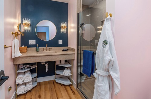 Cobden Hotel | King Suite, Hot Tub, walk to Iron Whisk