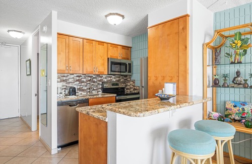 Historic Lahaina Front Street Condo | Lahaina Shores Unit #405