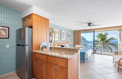 Historic Lahaina Front Street Condo | Lahaina Shores Unit #405