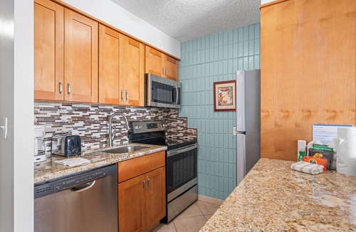 Historic Lahaina Front Street Condo | Lahaina Shores Unit #405
