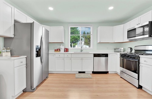 Lake George House | LAKE GEORGE VILLAGE. 1 Block to BEACH, SHEPHERDS PARK & CANADA St. PET Friendly