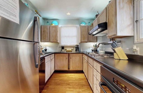 Waynesville House | Lake Junaluska Cottage w/Kayaks, Fire Pit & Screened Porch