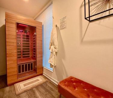 East Queen Anne House | Lake Union Rooftop, Sleeps 12, Parking & Sauna
