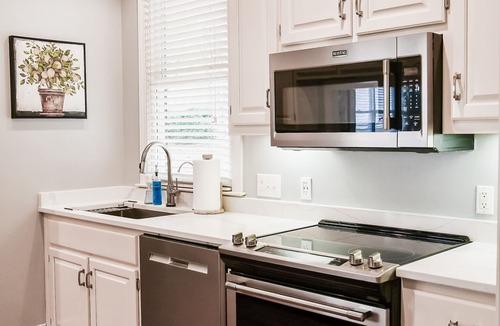 Eatonton House | LAKEFRONT LUXURY- Reynolds GW -Steps from Pool, Tennis, Beach, Marina, Docks