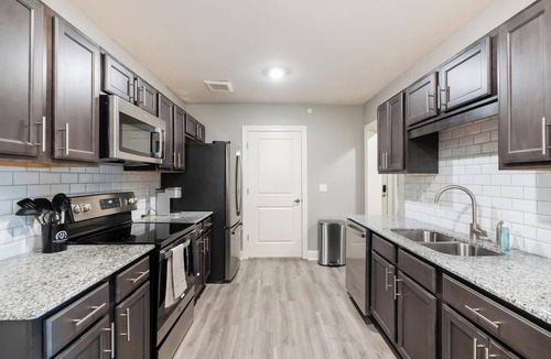 Cocoa Apartment | Landing | Beautiful 3BD, Pool, Gym